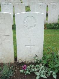Etaples Military Cemetery - Wood, Wallace Laurence